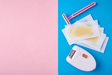 Epilatör, jilet ve balmumu şeritler mavi ve pembe