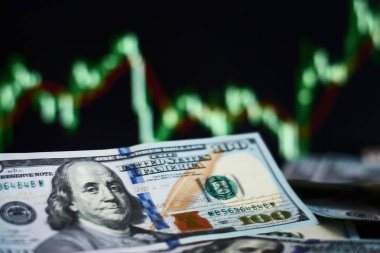 Closeup Doları banknot ekran Menkul Kıymetler Borsası verileri ile arka plan grafiğini çizin. Finans ve iş kavramı