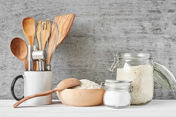 Utensilios de cocina en la pared gris — Foto de Stock