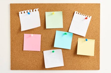 Renkli kağıt boş notları ile Cork Board, yakın yukarı