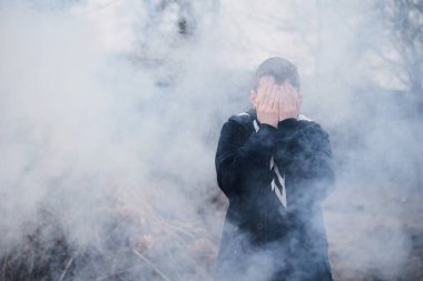 Çocuk yüzünü kalın dumanla kapmış. Çocuk güvenliği konsepti