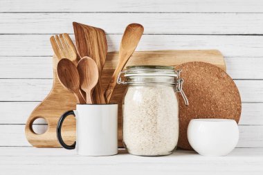 Mutfak aletleri ve kesme tahtası beyaz masada