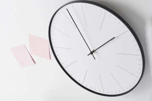 Horloge murale ronde et autocollants roses sur blanc — Photo