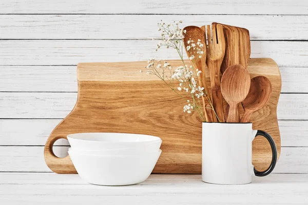 Herramientas de cocina y tabla de cortar en mesa blanca — Foto de Stock