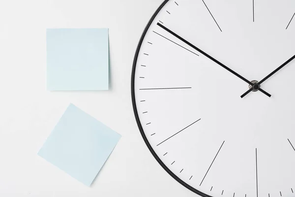 Horloge murale ronde et autocollants bleus sur blanc — Photo