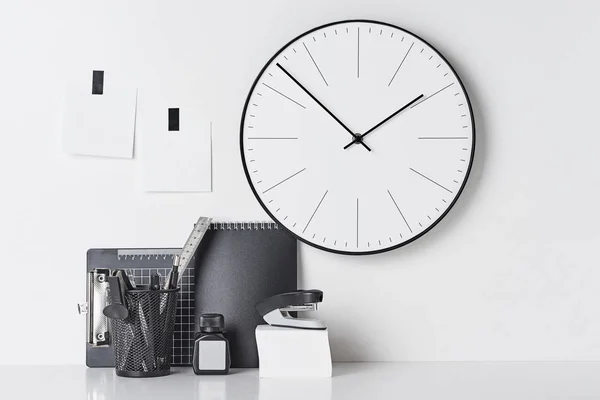 Materiales de oficina, reloj pegajoso y redondo en blanco — Foto de Stock