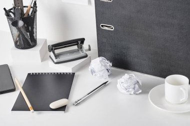 Beyaz arka planda ofis malzemeleri