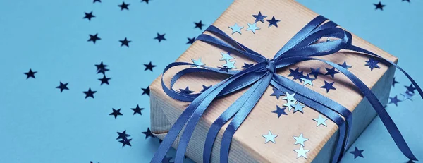 Coffret cadeau avec arc et confettis, bannière web — Photo