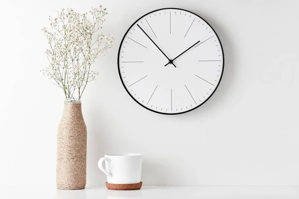 Oficina en casa escritorio de espacio de trabajo mínimo con reloj de pared — Foto de Stock