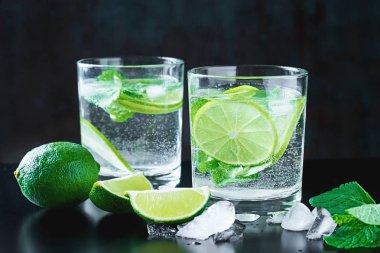 Koyu arka planda kireç ve nane ile Coctail