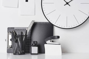 Ofis malzemeleri, beyaz üzerinde yapışkan ve yuvarlak saat