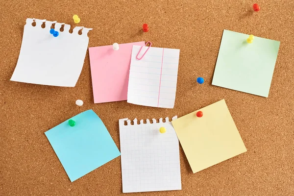 Tablero de corcho con notas en blanco de colores — Foto de Stock