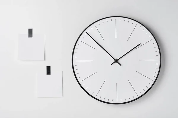 Relógio de parede redonda e pegajoso no branco — Fotografia de Stock