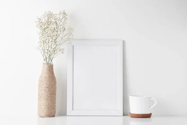 Escritorio de espacio de trabajo con marco vacío y flor en jarrón — Foto de Stock