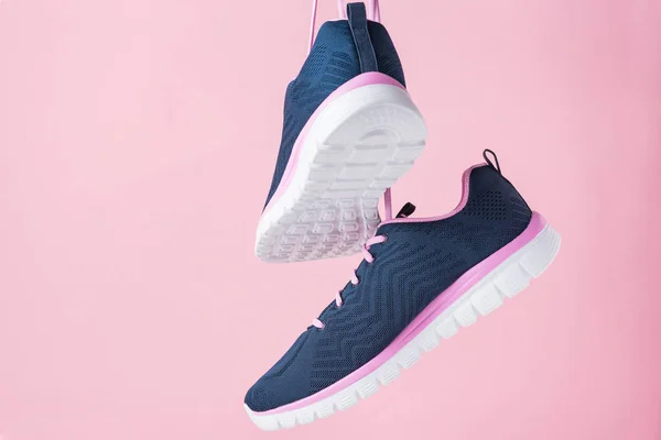 Γυναικεία αθλητικά παπούτσια για τρέξιμο σε ροζ φόντο. Μόδα μοντέρνα αθλητικά παπούτσια, κοντινό — Φωτογραφία Αρχείου