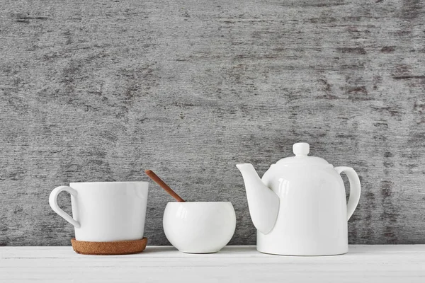 Taza de té, tetera y azucarero en gris — Foto de Stock