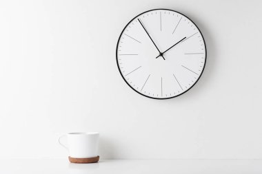Duvar saati ile ev ofisi minimal çalışma masası
