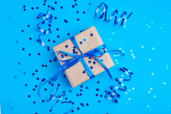 Caja de regalo con lazo y confeti, primer plano — Foto de Stock