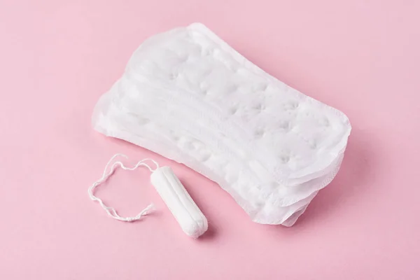 Sanitary pad and menstrual tampon on a pink background — Stock Photo, Image