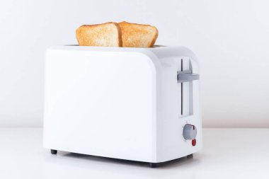 Beyaz arka planda kavrulmuş tost ekmeği ile tost makinesi, yakın