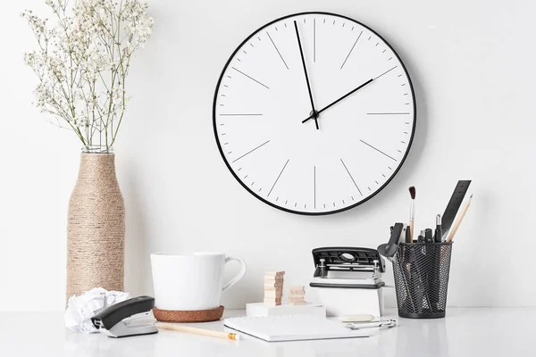 Materiales de oficina y reloj de pared en blanco — Foto de Stock