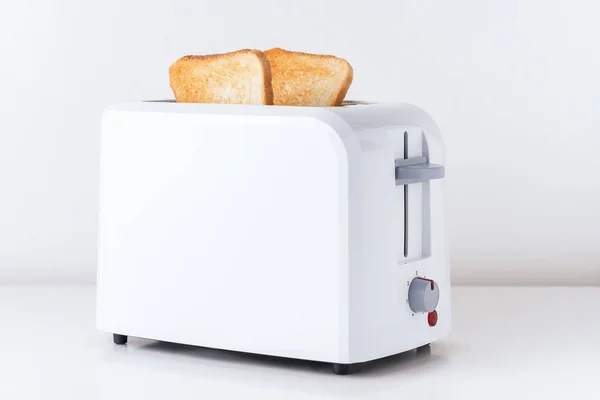 Тост зі смаженим тостовим хлібом на білому тлі, крупним планом — стокове фото
