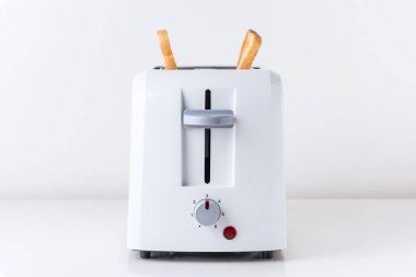 Beyaz arka planda kavrulmuş tost ekmeği ile tost makinesi, yakın