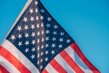 Mavi gökyüzünde Amerikan bayrağı, yakın. Bağımsızlık Sembolü Da