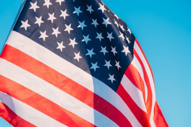 Mavi gökyüzünde Amerikan bayrağı, yakın. Bağımsızlık Sembolü Da