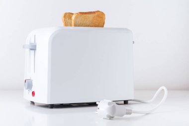 Beyaz arka planda kavrulmuş tost ekmeği ile tost makinesi, yakın