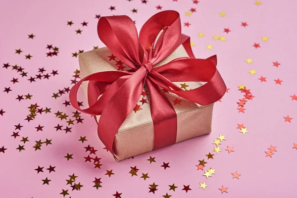 Coffret cadeau avec arc et confettis, gros plan — Photo