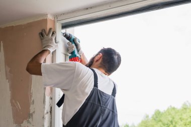 Tornavida kullanan adam süreci. İşçi yükleme yapar 