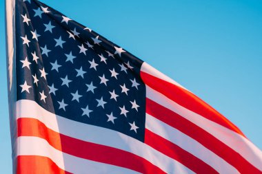 Mavi gökyüzünde Amerikan bayrağı, yakın. ABD'de 4 Temmuz Bağımsızlık Günü Sembolü