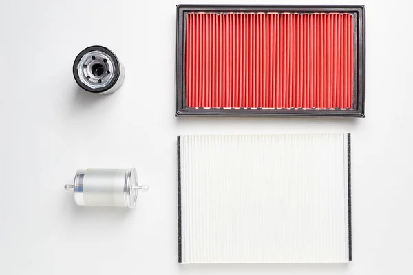 Arabalar beyaz arka plan üzerinde filtreler. Otomobil için yağ, yakıt ve hava filtresi — Stok fotoğraf