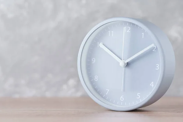 Relógio de alarme clássico em um fundo cinza com espaço de cópia — Fotografia de Stock