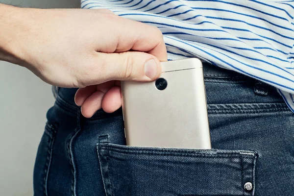 Ladrão roubar smartphone de uma calça de bolso traseiro — Fotografia de Stock