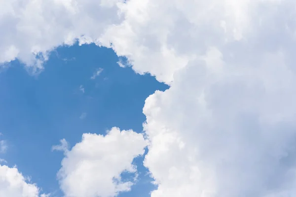 Blue sky background with a fluffy clouds — Stock Photo, Image