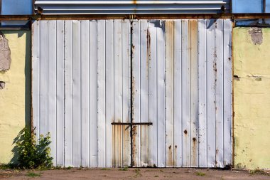 bir yaz günü eski paslı kapı, ön görünüm