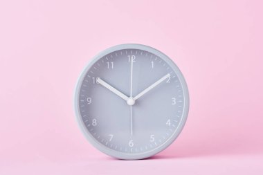 Pastel pembe arka planda gri klasik çalar saat, yakın