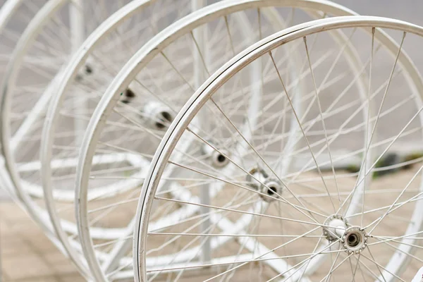 Rodas de bicicleta com raios em uma perspectiva como decoração — Fotografia de Stock