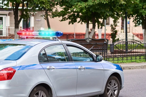 Şehirde ışıkları açık polis arabası