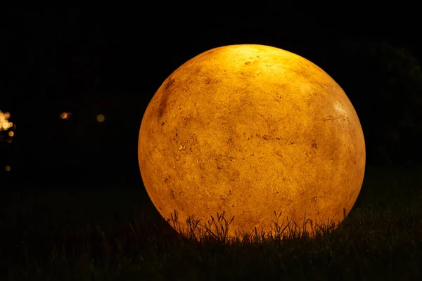 Linterna brillante en la forma de la luna en la noche —  Fotos de Stock