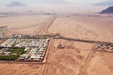 Uçak penceresinden bir şehrin havadan görünümü