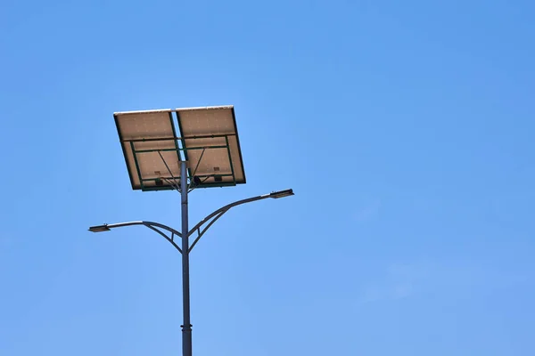 Panel słoneczny na lampie ulicznej aganst błękitne niebo. Alternatywna energia z koncepcji słońca — Zdjęcie stockowe