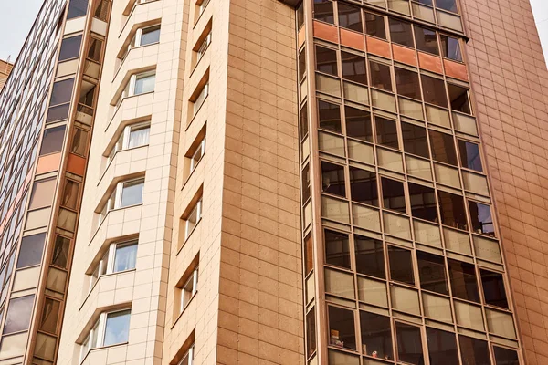 Vue d'un bâtiment moderne dans un paysage urbain — Photo