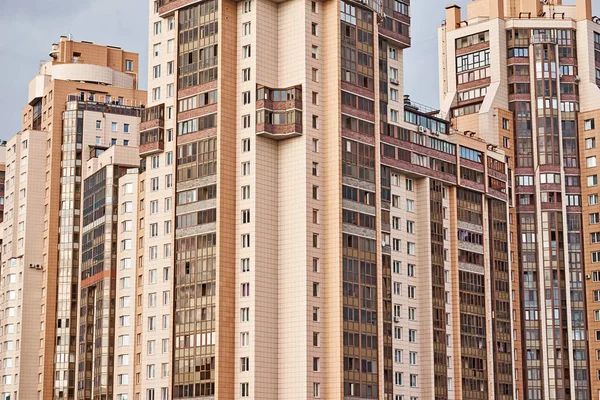 Vista do edifício moderno em uma paisagem de cidade — Fotografia de Stock