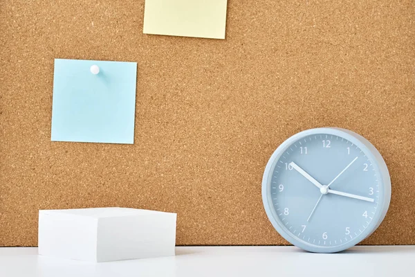 Concept of notes, goals, memo or action plan. Sticky notes on a cork board and alarm clock  in workplace office or home — Stock Photo, Image