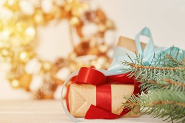 Beyaz bir arka plan üzerinde kurdele ve noel süslemeleri ile Noel hediye kutusu, yakın