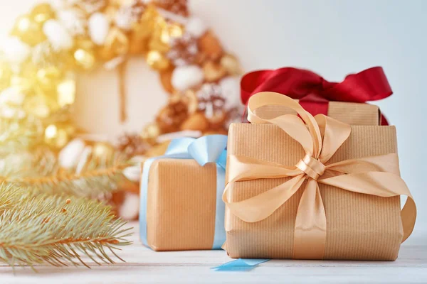 Beyaz bir arka plan üzerinde kurdele ve noel süslemeleri ile Noel hediye kutusu, yakın