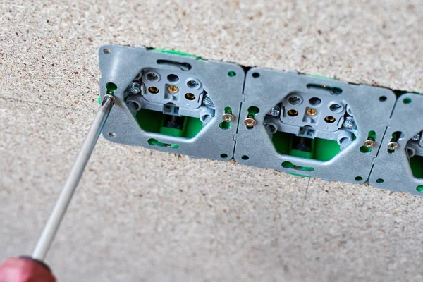 Adam el duvara tornavida ile elektrik prizi yüklemek